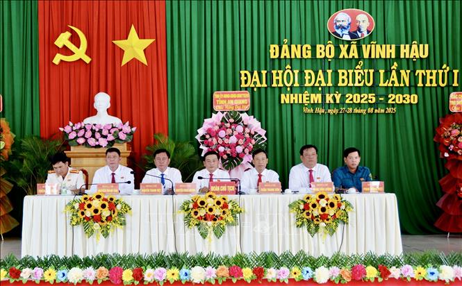 Đoàn chủ tịch Đại hội đại biểu Đảng bộ xã Vĩnh Hậu, tỉnh An Giang. Ảnh: Thanh Sang-TTXVN

