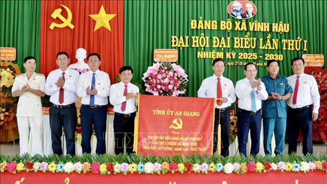 Ông Nguyễn Hoàng Thông, Chánh Thanh tra tỉnh An Giang (thứ 3 từ bên phải qua) trao tặng Đại hội bức trướng. Ảnh: Thanh Sang-TTXVN