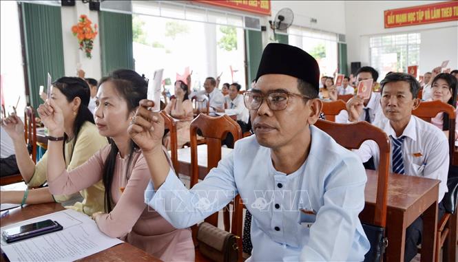 Các đại biểu biểu quyết thông qua nghị quyết của đại hội. Ảnh: Thanh Sang-TTXVN