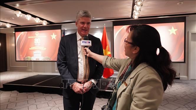 Ông Steve Whan, Bộ trưởng Bộ Kỹ năng, Đào tạo nghề và Giáo dục đại học bang New South Wales trả lời phỏng vấn của phóng viên TTXVN tại Australia (Ảnh: Lê Đạt - PV TTXVN tại Australia)