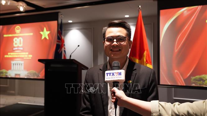 Anh Bùi Đình Duy, Giám đốc Phụ trách Sản xuất của FPT tại Australia và New Zealand trả lời phỏng vấn. (Ảnh: Lê Đạt - PV TTXVN tại Australia)
