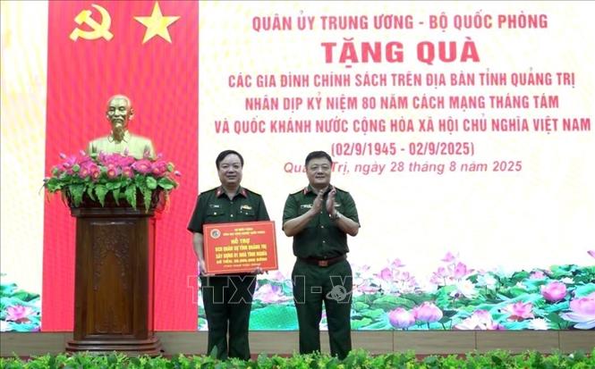 Thiếu tướng Nguyễn Đức Tăng, Phó Chính ủy Tổng cục Công nghiệp Quốc phòng trao biển tượng trưng số tiền 80 triệu đồng hỗ trợ xây dựng một căn Nhà Tình nghĩa tặng gia đình chính sách có hoàn cảnh khó khăn trên địa bàn tỉnh Quảng Trị. Ảnh: TTXVN phát
