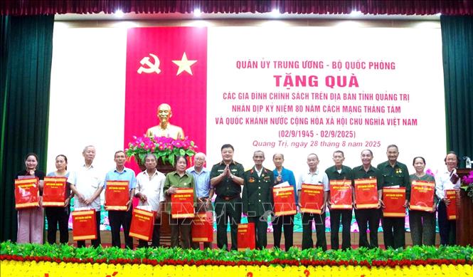 Thừa ủy quyền của Quân ủy Trung ương - Bộ Quốc phòng, Thiếu tướng Nguyễn Đức Tăng, Phó Chính ủy Tổng cục Công nghiệp Quốc phòng trao quà cho các đối tượng chính sách. Ảnh: TTXVN phát