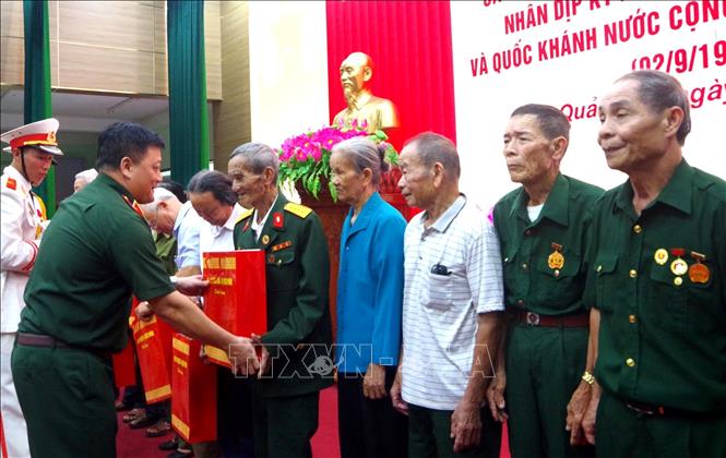 Thừa ủy quyền của Quân ủy Trung ương - Bộ Quốc phòng, Thiếu tướng Nguyễn Đức Tăng, Phó Chính ủy Tổng cục Công nghiệp Quốc phòng trao quà cho các đối tượng chính sách. Ảnh: TTXVN phát