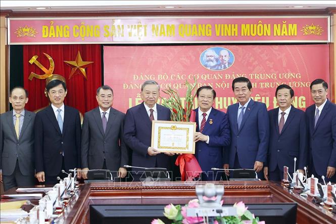 Party General Secretary To Lam presents the 45-year Party membership badge to Politburo member, Secretary of the Party Central Committee and head of the commission Phan Dinh Trac. VNA Photo: Phương Hoa
