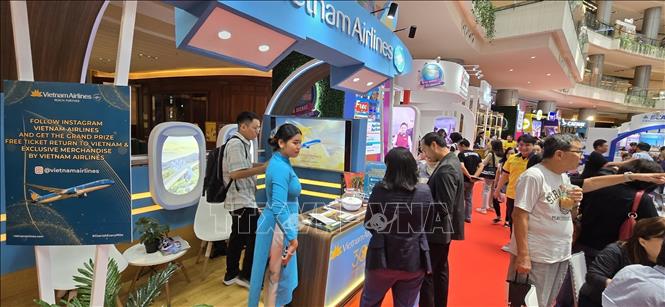 Gian hàng của Hãng hàng không Quốc gia Việt Nam (Vietnam Airlines) tại ASTINDO 2025. Ảnh: Minh Thái - Phóng viên TTXVN tại Indonesia. 