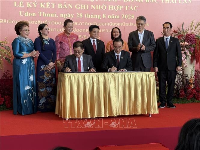 Đại diện Hội Doanh nhân trẻ TP. Hồ Chí Minh (bên phải) và Hiệp hội Doanh nhân Thái - Việt Nam toàn Thái Lan ký Biên bản ghi nhớ hợp tác. Ảnh: Phạm Hải – P/v TTXVN tại Thái Lan