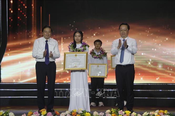 Lãnh đạo tỉnh Nghệ An khen thưởng cho học sinh đạt giải Quốc tế. Ảnh: Bích Huệ - TTXVN