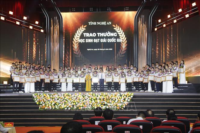 Lãnh đạo tỉnh khen thưởng cho học sinh đạt điểm cao tại Kỳ thi tốt nghiệp Trung học phổ thông năm 2025. Ảnh: Bích Huệ - TTXVN