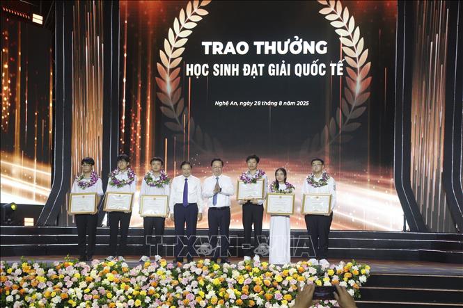 Lãnh đạo tỉnh Nghệ An khen thưởng cho 7 học sinh đạt giải Quốc tế. Ảnh: Bích Huệ - TTXVN