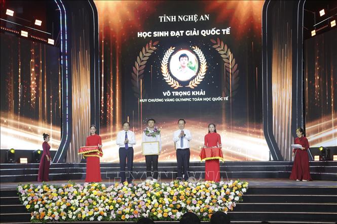 Lãnh đạo tỉnh Nghệ An khen thưởng cho học sinh đạt giải Quốc tế. Ảnh: Bích Huệ - TTXVN