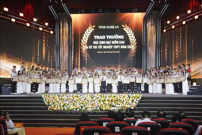 Tuyên dương 96 học sinh đạt giải học sinh giỏi Quốc gia. Ảnh: Bích Huệ - TTXVN