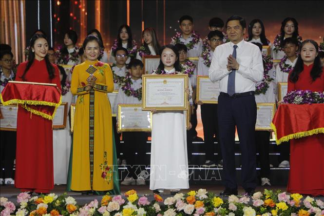Tuyên dương học sinh đạt giải học sinh giỏi Quốc gia. Ảnh: Bích Huệ - TTXVN