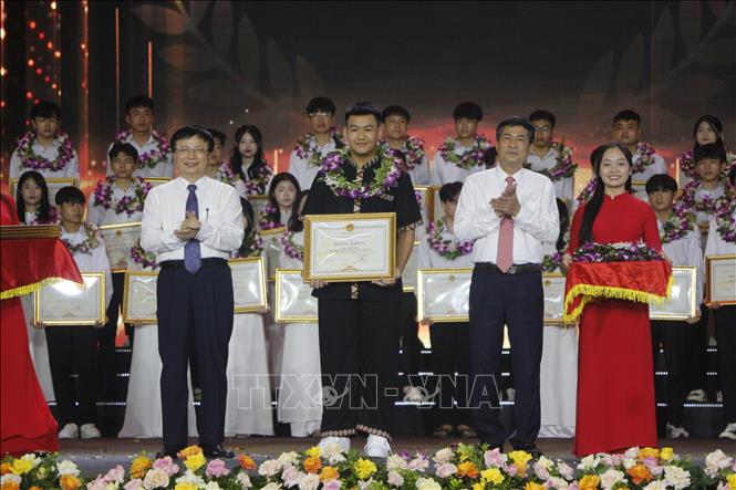 Lãnh đạo tỉnh khen thưởng cho học sinh đạt điểm cao tại Kỳ thi tốt nghiệp Trung học phổ thông năm 2025. Ảnh: Bích Huệ - TTXVN