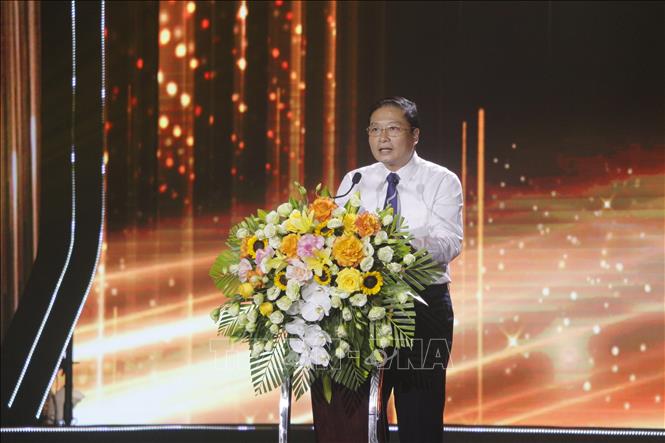 Chủ tịch UBND tỉnh Lê Hồng Vinh phát biểu tại buổi lễ tuyên dương. Ảnh: Bích Huệ - TTXVN