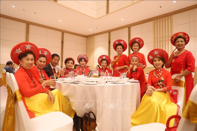 Kiều bào Thái Lan trong trang phục truyền thống tới dự lễ kỷ niệm 80 năm Quốc khánh. Ảnh: Phạm Hải - P/v TTXVN tại Thái Lan