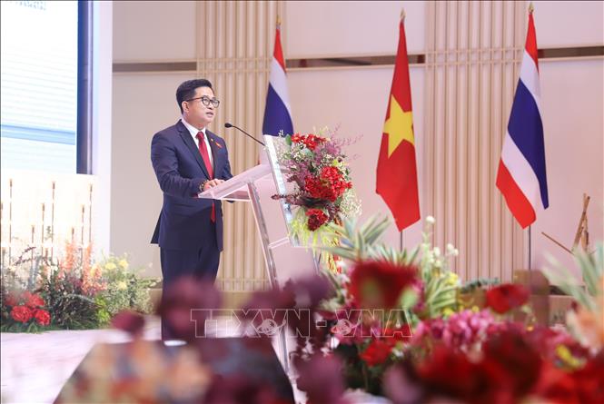 Tổng Lãnh sự Đinh Hoàng Linh phát biểu chào mừng quan khách dự lễ kỷ niệm. Ảnh: Phạm Hải - P/v TTXVN tại Thái Lan