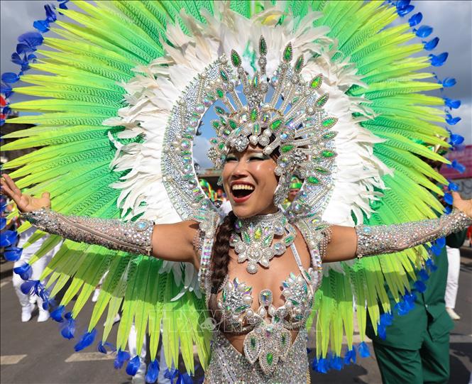 Notting Hill Carnival là lễ hội được tổ chức vào tháng 8 hàng năm, lần đầu tiên được tổ chức vào năm 1964, trên các con phố của khu vực Notting Hill, phía Tây thủ đô London của Anh. Lễ hội là dịp các cộng đồng người dân vùng châu Phi-Caribe sinh sống tại Anh kỷ niệm các nền văn hóa và bản sắc riêng của mình. Ảnh: THX/TTXVN