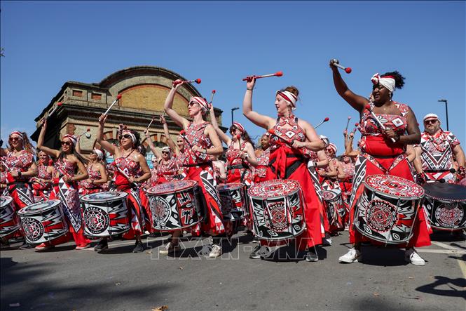 Notting Hill Carnival là lễ hội được tổ chức vào tháng 8 hàng năm, lần đầu tiên được tổ chức vào năm 1964, trên các con phố của khu vực Notting Hill, phía Tây thủ đô London của Anh. Lễ hội là dịp các cộng đồng người dân vùng châu Phi-Caribe sinh sống tại Anh kỷ niệm các nền văn hóa và bản sắc riêng của mình. Ảnh: THX/TTXVN
