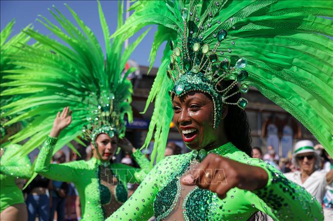 Notting Hill Carnival là lễ hội được tổ chức vào tháng 8 hàng năm, lần đầu tiên được tổ chức vào năm 1964, trên các con phố của khu vực Notting Hill, phía Tây thủ đô London của Anh. Lễ hội là dịp các cộng đồng người dân vùng châu Phi-Caribe sinh sống tại Anh kỷ niệm các nền văn hóa và bản sắc riêng của mình. Ảnh: THX/TTXVN