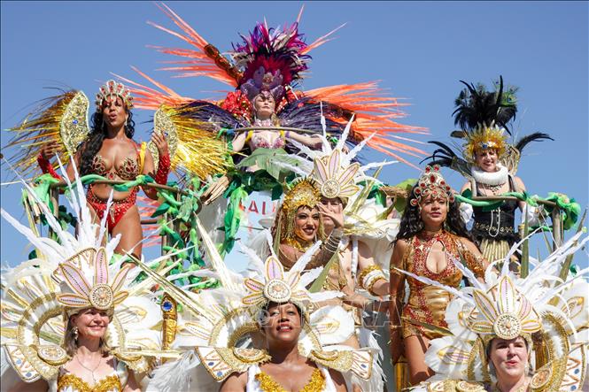 Notting Hill Carnival là lễ hội được tổ chức vào tháng 8 hàng năm, lần đầu tiên được tổ chức vào năm 1964, trên các con phố của khu vực Notting Hill, phía Tây thủ đô London của Anh. Lễ hội là dịp các cộng đồng người dân vùng châu Phi-Caribe sinh sống tại Anh kỷ niệm các nền văn hóa và bản sắc riêng của mình. Ảnh: THX/TTXVN