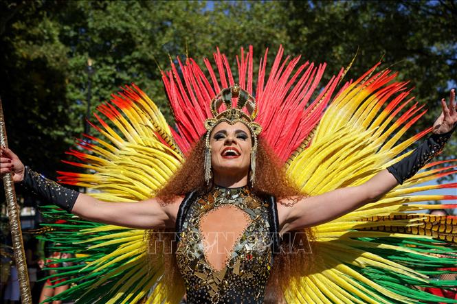 Notting Hill Carnival là lễ hội được tổ chức vào tháng 8 hàng năm, lần đầu tiên được tổ chức vào năm 1964, trên các con phố của khu vực Notting Hill, phía Tây thủ đô London của Anh. Lễ hội là dịp các cộng đồng người dân vùng châu Phi-Caribe sinh sống tại Anh kỷ niệm các nền văn hóa và bản sắc riêng của mình. Ảnh: THX/TTXVN