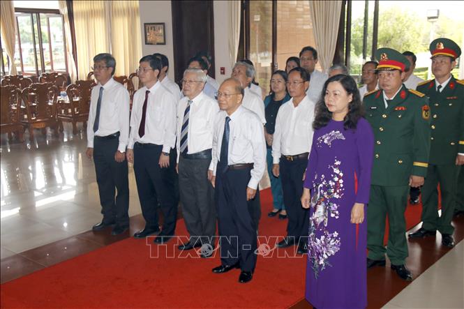 Đoàn công tác lãnh đạo tỉnh Lâm Đồng viếng Bác tại Bảo tàng Hồ Chí Minh Bình Thuận. Ảnh: Nguyễn Thanh - TTXVN