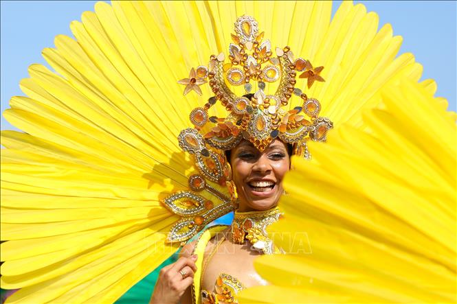 Notting Hill Carnival là lễ hội được tổ chức vào tháng 8 hàng năm, lần đầu tiên được tổ chức vào năm 1964, trên các con phố của khu vực Notting Hill, phía Tây thủ đô London của Anh. Lễ hội là dịp các cộng đồng người dân vùng châu Phi-Caribe sinh sống tại Anh kỷ niệm các nền văn hóa và bản sắc riêng của mình. Ảnh: THX/TTXVN