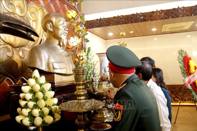 Đoàn công tác lãnh đạo tỉnh Lâm Đồng dâng hương viếng Bác tại Bảo tàng Hồ Chí Minh Bình Thuận. Ảnh: Nguyễn Thanh - TTXVN