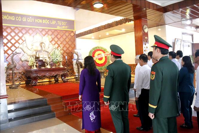 Đoàn công tác lãnh đạo tỉnh Lâm Đồng dâng hương viếng Bác tại Bảo tàng Hồ Chí Minh Bình Thuận. Ảnh: Nguyễn Thanh - TTXVN