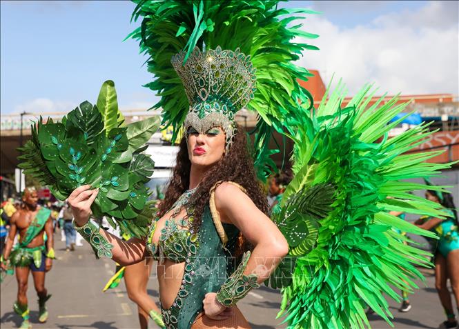 Notting Hill Carnival là lễ hội được tổ chức vào tháng 8 hàng năm, lần đầu tiên được tổ chức vào năm 1964, trên các con phố của khu vực Notting Hill, phía Tây thủ đô London của Anh. Lễ hội là dịp các cộng đồng người dân vùng châu Phi-Caribe sinh sống tại Anh kỷ niệm các nền văn hóa và bản sắc riêng của mình. Ảnh: THX/TTXVN