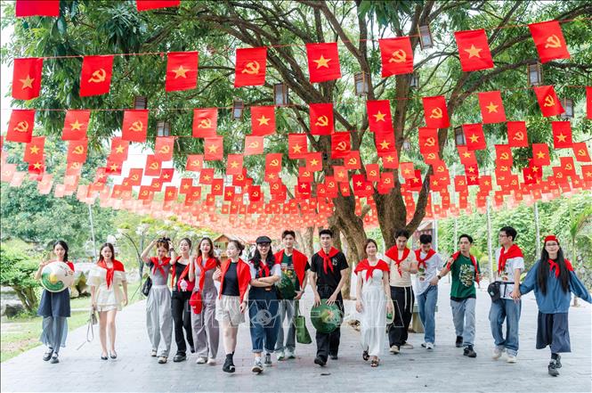 Du khách check-in tại các khu vực treo cờ Tổ quốc ở Khu du lịch sinh thái Thung Nham, phường Nam Hoa Lư, tỉnh Ninh Bình. Ảnh: Thùy Dung - TTXVN