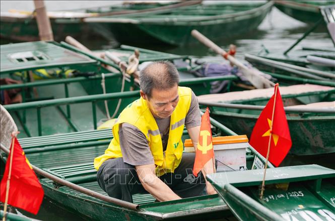Lái đò Khu du lịch Tam Cốc - Bích Động, phường Nam Hoa Lư, tỉnh Ninh Bình trang trí cờ Tổ quốc chuẩn bị đón khách dịp lễ 2/9. Ảnh: Thùy Dung - TTXVN