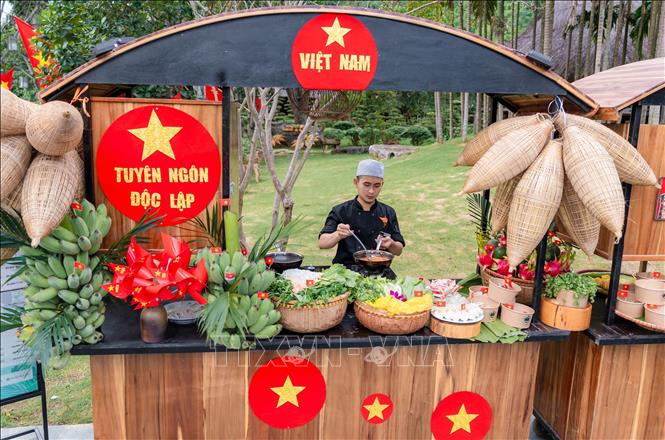 Khu du lịch sinh thái Thung Nham, phường Nam Hoa Lư, tỉnh Ninh Bình đã hoàn tất việc trang trí các gian hàng phục vụ du khách tham quan dịp lễ 2/9. Ảnh: Thùy Dung - TTXVN