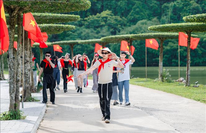 Du khách tham quan Khu du lịch sinh thái Thung Nham, phường Nam Hoa Lư, tỉnh Ninh Bình. Ảnh: Thùy Dung - TTXVN