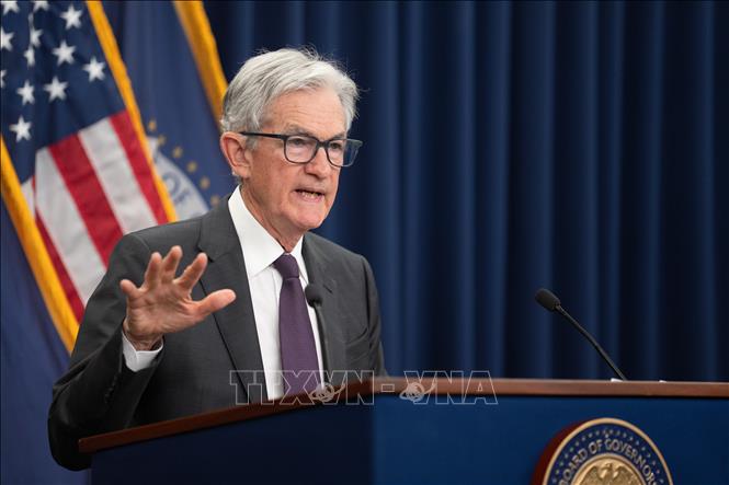 Ngày 22/8/2025, Chủ tịch Cục Dự trữ liên bang Mỹ (FED) Jerome Powell đã để ngỏ khả năng cắt giảm lãi suất, song cảnh báo rằng rủi ro lạm phát gia tăng và thị trường việc làm suy yếu đang tạo ra nhiều thách thức. Ảnh: Chủ tịch FED Jerome Powell phát biểu trong cuộc họp báo tại Washington, D.C. Ảnh: THX/TTXVN