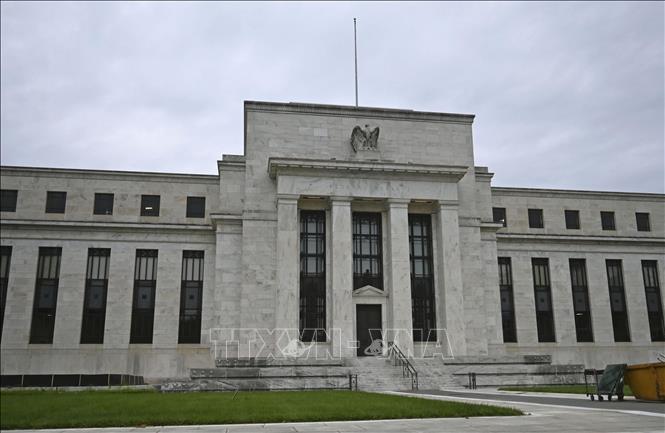Ngày 22/8/2025, Chủ tịch Cục Dự trữ liên bang Mỹ (FED) Jerome Powell đã để ngỏ khả năng cắt giảm lãi suất, song cảnh báo rằng rủi ro lạm phát gia tăng và thị trường việc làm suy yếu đang tạo ra nhiều thách thức. Ảnh: Trụ sở FED ở Washington, D.C. Ảnh: Kyodo/TTXVN
