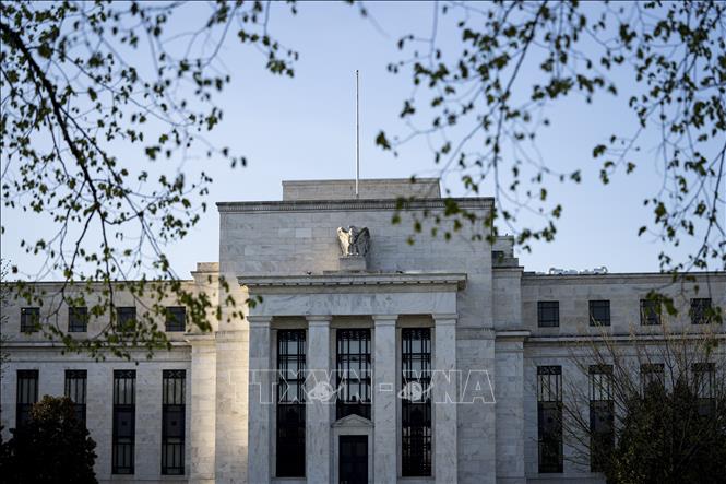 Ngày 22/8/2025, Chủ tịch Cục Dự trữ liên bang Mỹ (FED) Jerome Powell đã để ngỏ khả năng cắt giảm lãi suất, song cảnh báo rằng rủi ro lạm phát gia tăng và thị trường việc làm suy yếu đang tạo ra nhiều thách thức. Ảnh: Trụ sở FED ở Washington, D.C. Ảnh: THX/TTXVN