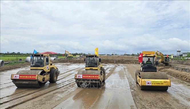 Lu lèn nền đường tuyến chính gói thầu số 42 của tuyến cao tốc đường bộ Châu Đốc - Cần Thơ - Sóc Trăng, điểm đầu giao với tuyến tránh Quốc lộ 91, phường Vĩnh Tế (tỉnh An Giang) đến xã Thạnh Mỹ Tây (tỉnh An Giang). Ảnh: Công Mạo - TTXVN
