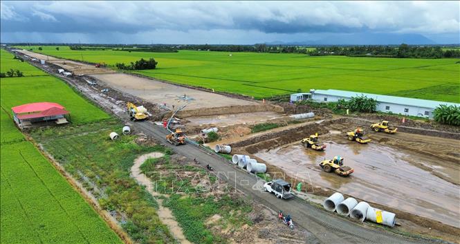 Thi công gói thầu số 42, điểm đầu giao với tuyến tránh Quốc lộ 91, phường Vĩnh Tế (tỉnh An Giang) đến xã Thạnh Mỹ Tây (tỉnh An Giang) dài 16,926km. Ảnh: Công Mạo - TTXVN