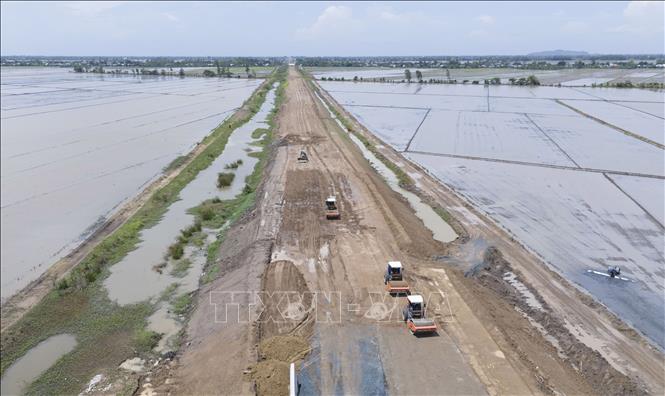 Cao tốc Châu Đốc - Cần Thơ - Sóc Trăng đoạn qua tỉnh An Giang phần lớn thi công giữa cánh đồng, nền đất yếu, bị chia cắt địa hình vào mùa nước nên thi công gặp rất nhiều khó khăn. Ảnh: Công Mạo - TTXVN