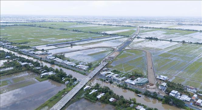 Dự án đường bộ cao tốc Châu Đốc - Cần Thơ - Sóc Trăng giai đoạn 1 có tổng chiều dài tuyến là 188,2 km; quy mô 4 làn xe là dự án cao tốc trục ngang đầu tiên của vùng Đồng bằng sông Cửu Long. Ảnh: Công Mạo - TTXVN