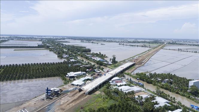 Đến thời điểm hiện tại, tổng tiến độ sản lượng thực hiện của 4 gói xây lắp công trình chính của Dự án đường bộ cao tốc Châu Đốc - Cần Thơ - Sóc Trăng giai đoạn 1 đoạn qua tỉnh An Giang đạt 54,68% (vượt khoảng 0,06%) so với giá trị hợp đồng. Ảnh: Công Mạo - TTXVN