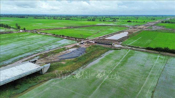 Gói thầu số 44 của Cao tốc Châu Đốc - Cần Thơ - Sóc Trăng đoạn qua tỉnh An Giang thuộc địa phận xã Vĩnh An đến xã Định Mỹ dài 12,220 km sản lượng thực hiện đạt khoảng 59,83% (vượt khoảng 1,03%) giá trị hợp đồng. Ảnh: Công Mạo - TTXVN