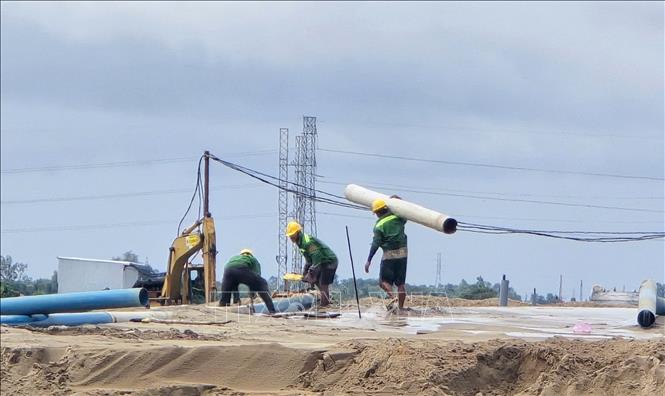 Công nhân trên công trường thi công gói thầu số 42 của Cao tốc Châu Đốc - Cần Thơ - Sóc Trăng đoạn qua tỉnh An Giang, điểm đầu giao với tuyến tránh Quốc lộ 91, phường Vĩnh Tế đến xã Thạnh Mỹ Tây. Ảnh: Công Mạo - TTXVN