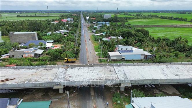 Gói thầu số 44 của Cao tốc Châu Đốc - Cần Thơ - Sóc Trăng đoạn qua tỉnh An Giang thuộc địa phận xã Vĩnh An đến xã Định Mỹ dài 12,220 km, đã thi công xong, hiện đang thi công gờ lan can và đúc giải phân cách cứng. Ảnh: Công Mạo - TTXVN