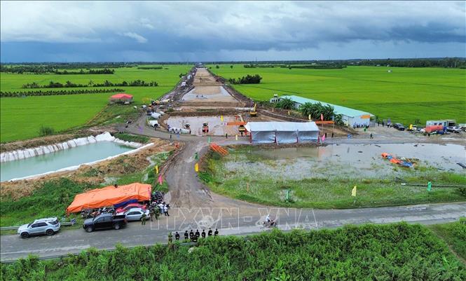 Gói thầu số 42 của Cao tốc Châu Đốc - Cần Thơ - Sóc Trăng đoạn qua tỉnh An Giang, điểm đầu giao với tuyến tránh Quốc lộ 91, phường Vĩnh Tế đến xã Thạnh Mỹ Tây hiện đã thực hiện đạt khoảng 49,27% khối lượng thi công, vượt khoảng 0,56% giá trị hợp đồng. Ảnh: Công Mạo - TTXVN