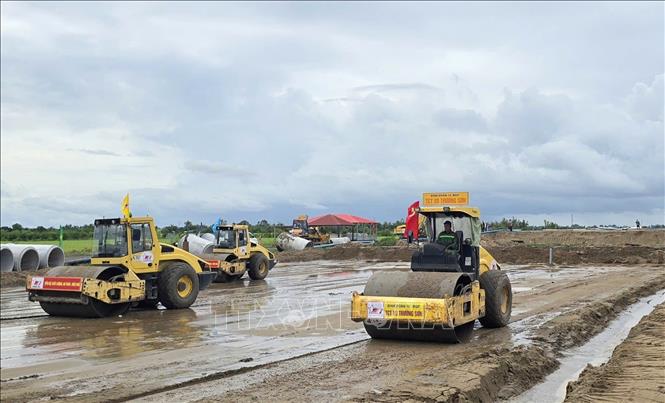 Thi công lu lèn nền đường tuyến chính gói thầu số 42 của tuyến cao tốc đường bộ Châu Đốc - Cần Thơ - Sóc Trăng, điểm đầu giao với tuyến tránh Quốc lộ 91, phường Vĩnh Tế đến xã Thạnh Mỹ Tây dài 16,926km. Ảnh: Công Mạo - TTXVN