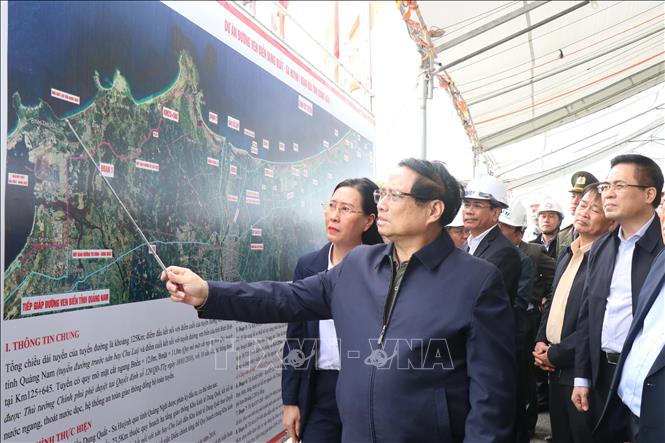 Thủ tướng Phạm Minh Chính kiểm tra tuyến đường ven biển tỉnh Quảng Ngãi tháng 2/2025. Ảnh tư liệu: Phạm Cường - TTXVN