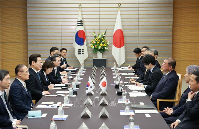 Ngày 23/8/2025, trong cuộc gặp thượng đỉnh tại thủ đô Tokyo (Nhật Bản), Thủ tướng nước chủ nhà Shigeru Ishiba và Tổng thống Hàn Quốc Lee Jae Myung đã cam kết tăng cường mối quan hệ hướng tới tương lai, trên nền tảng được thiết lập khi bình thường hóa quan hệ song phương vào năm 1965. Ảnh: Yonhap/TTXVN